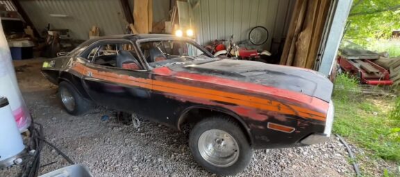 Time Capsule Unearthed: 1971 Dodge Challenger Emerges from 40-Year Slumber