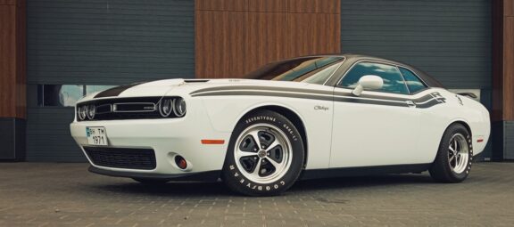 This 2016 Dodge Challenger from the Ukraine Flawlessly Applies 1971 Styling